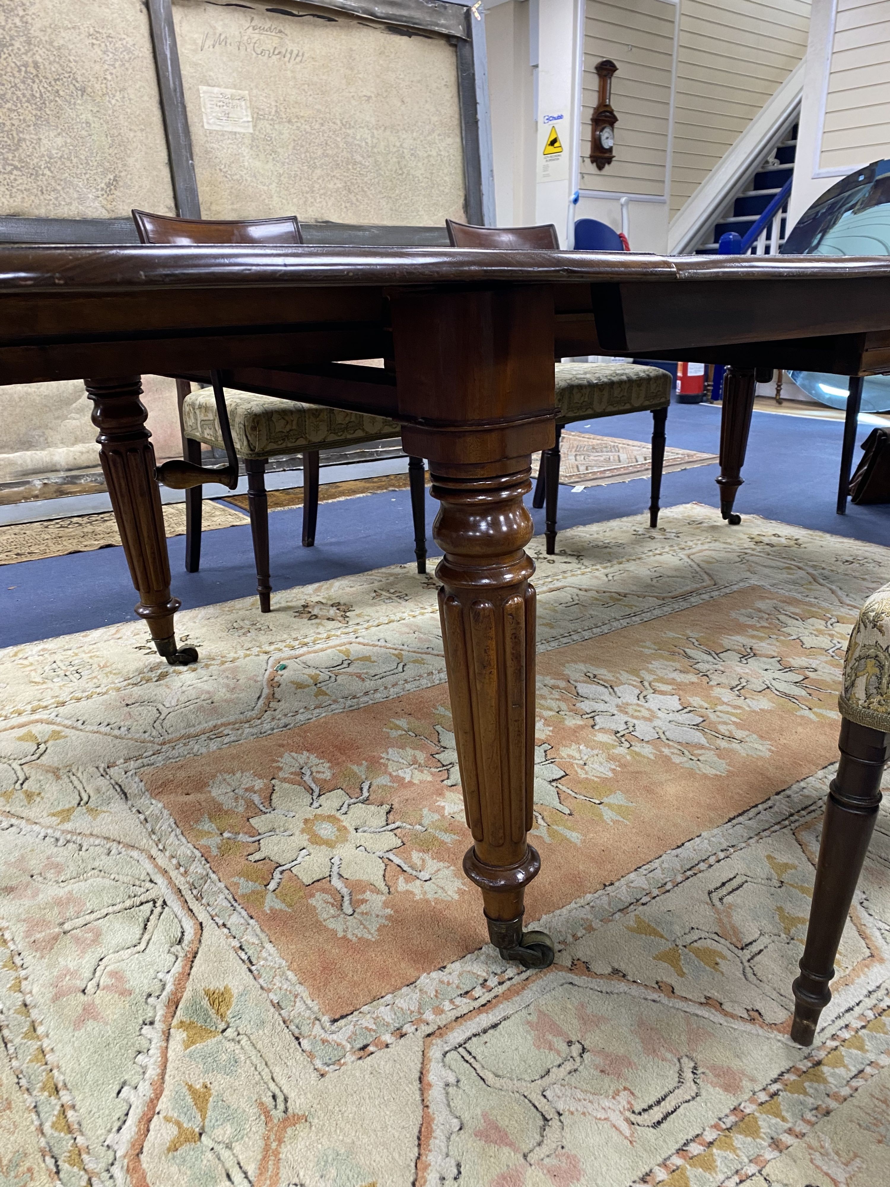 A Victorian mahogany extending dining table, 274cm extended, three spare leaves, width 130cm, height 73cm